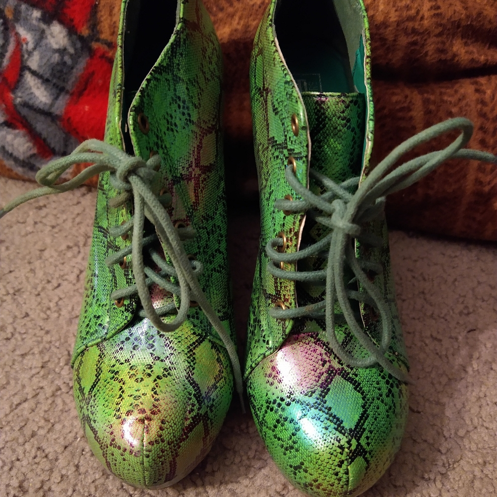 COOL GREEN SNAKESKIN WEDGE  BOOTIES. SIZE 7.5